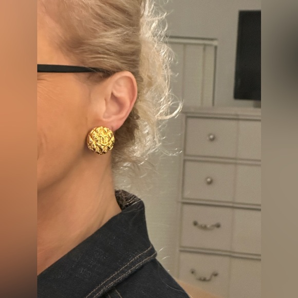 Vintage Authentic Chanel Quilted Logo Double CC Clip-on earrings - Picture 2 of 8